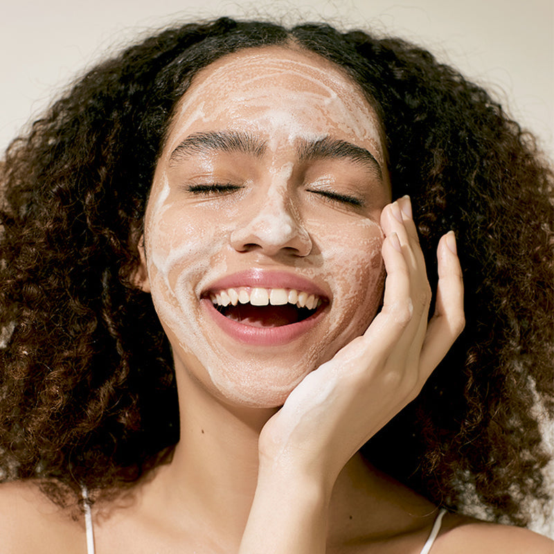 iUNIK Calendula Balancing Foam Gel Cleanser, product photo 4